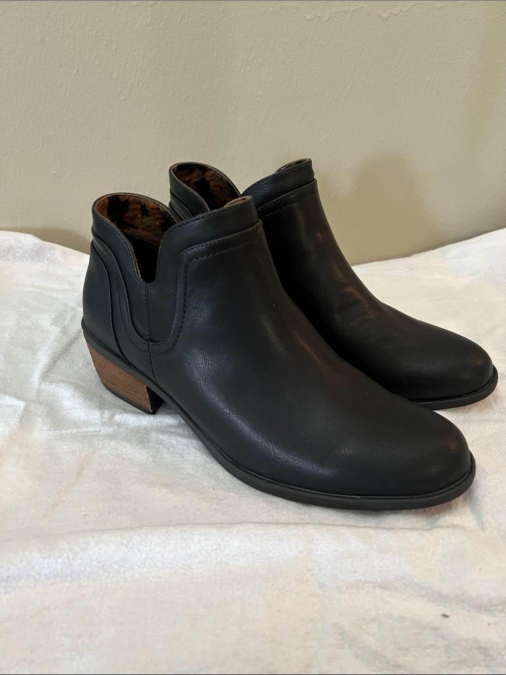New boc Women's Black Leather Ankle Boots